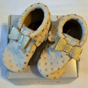NIB Freshly Picked gold dot cream knotted bow moccasins toddler 5